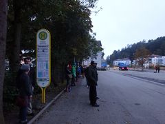 7時半頃、フュッセン駅前のバス停から78番のバスに乗車（2.25ユーロ）。小学生（？）が多く満員でした。
