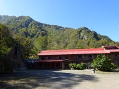 バス停から1時間20分ほどで登山口の「雨飾山荘」に到着