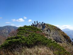 雨飾山（1963m）に登頂。日本百名山の33座目となります。
多くの人で賑わっていました。