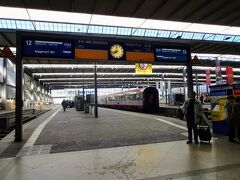 Munchen Hauptbahnhof

日曜の朝
ミュンヘン中央駅

ベネチアから戻って3日目
はじめてのオーストリア
はじめてのザルツブルク

電車で別の国に行けちゃうってステキ

下調べはほどんどしてなく、目的は旧市街地の散歩。パスがあるのでミュンヘン近くのお城なども考えたけれどあまり興味がそそられなかった。『ザルツブルクってなんか行ってみたい』という理由でー