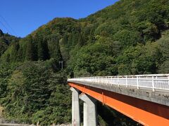 そして、ここもｊ子さんお勧めの「切明温泉」
普通の温泉ももちろんありますが、河原で砂を掘ると温泉が湧き出るというので、河原に向かいます。
数年前までは、スコップで掘って入浴できたとか。