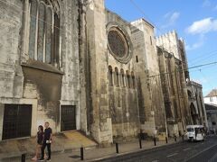 坂を下って、「カテドラル」に到着。