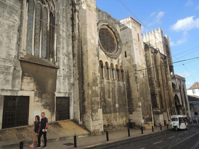 坂を下って、「カテドラル」に到着。