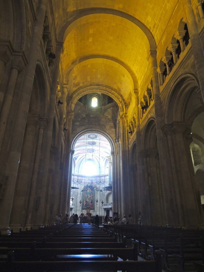 カテドラル・内部。<br /><br />ヨーロッパの教会は、ほとんどが「無料」。<br />無料で素晴らしい美術品を見ることができるなんて、<br />ホント、お得！