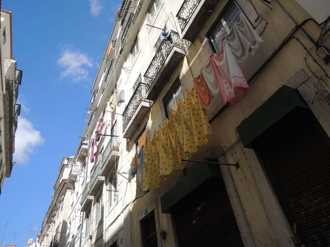 さぁ～、お昼のあの場所を目指して、さらに歩きます。<br /><br />路地の上を見上げると、カラフルな洗濯物が・・・！<br />なぜか、これも「絵」になる！
