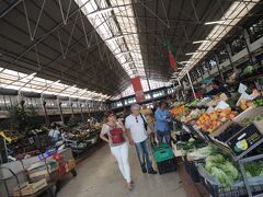 は～い、こちらが目的地「リベイラ市場」！

ここのフードコートで、ランチにしようと考えていたのですが、
思ったより遅い時間になっていました。
お腹空いたぁ～！