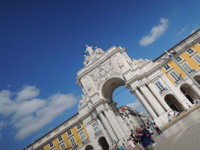 リスボン初日にトラムに乗って前を通った「コメルシオ広場」まで歩いて来ました。<br />目指す場所は、もうすぐそこ！