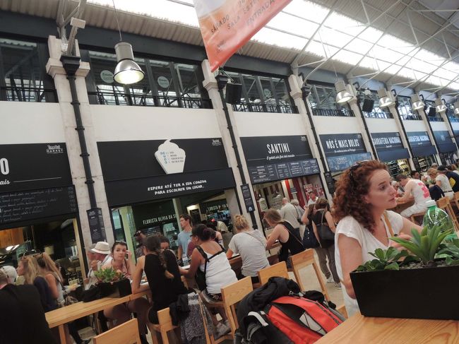 この大きなホールの周囲が、すべて小さいお店になっていて、<br />好きな物を買い、中央のテーブルでいただきます。<br />ホールの裏側にもお洒落なメニューのお店が並んでいます。<br /><br />全部でものすごい数のお店！楽しそう～！