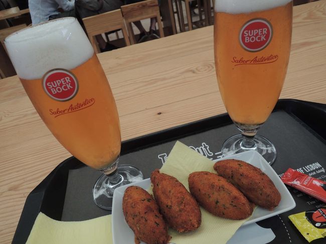 まずは、王道「バカリャウ（干しタラ）のコロッケ」と、生ビール！