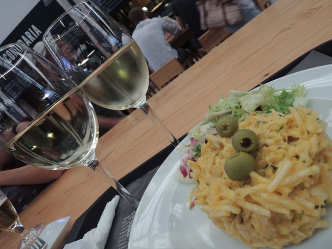 ポルトガル２度目の娘お勧めのメニュー、「バカリャウとポテトの卵とじ」。<br />（ネーミングはいいかげんです。）<br />２品とも素材はバカリャウとポテト、<br />でもお味はそれぞれ異なってどちらも美味しい～！<br /><br />「お昼はあまり飲まない」という決断も、あっという間に崩壊して、<br />生ビールのあとは、ビーニャ・ベルデ…。<br /><br />生ビール２杯、ビーニャベルデ２杯、お料理２品で、27.5ユーロ（約￥3,100）