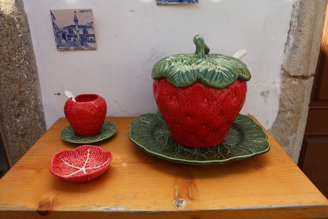 たいていの店に売っていたボルダロの食器。野菜の形で有名なメーカー。オビドスの近くの村に工場があるようで、アウトレットショップも併設しているようだ。　<br />しかし、こんなコテコテの皿達に一体何を乗せるというのだ？私なぞ所詮洗っている途中に割ってしまうのがオチである。飾るしかない。<br />　<br />私の友人も、あるポルトガル産のメーカーの食器を現地で買うと探していたが、ここにはなかった。