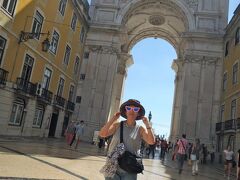 コメルシオ広場にある「勝利のアーチ」をくぐり、
ブランドショップや土産店で賑わう「アウグスタ通り」へ。