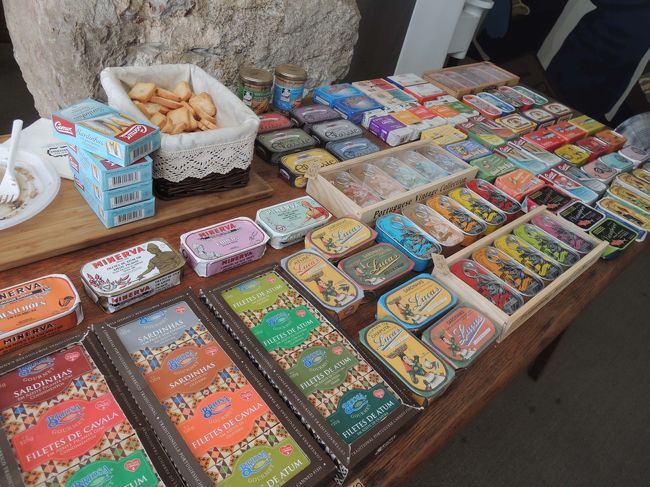 コメルシオ広場への戻り道、魚介類の缶詰・専門店を見つけました。<br />パッケージのデザインが、レトロ感あふれて、可愛い～！<br /><br />お土産に思わず購入。<br />バカリャウの缶詰４個で11.40ユーロ（約￥1,300）