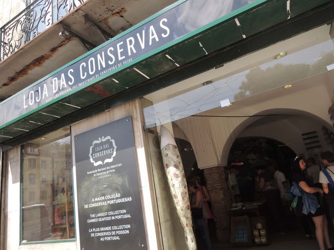 こちらが、そのお店。<br />入り口の大きな魚のぬいぐるみ（？）が目印！