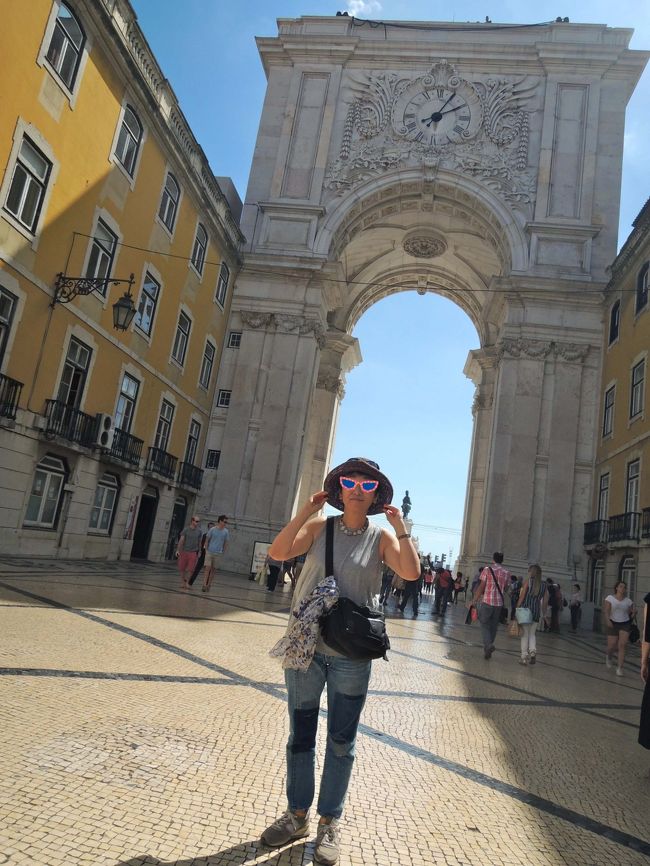 コメルシオ広場にある「勝利のアーチ」をくぐり、<br />ブランドショップや土産店で賑わう「アウグスタ通り」へ。