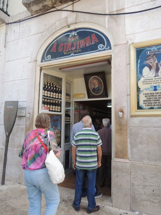 ロシオ広場に戻って来ました。<br />ここには、娘お勧めのジンジーニャの立ち飲み屋さんがあります。<br /><br />こちら、「A Ginjinha」<br /><br />次々と観光客が注文して行きます。<br />私たちも並んで、１杯づつ注文。１杯１ユーロ（約￥115）