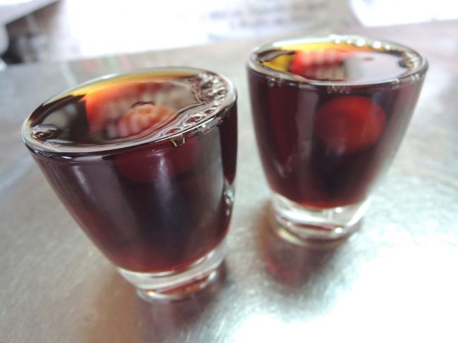 このお店のジンジーニャは、可愛いサクランボがいくつか入っています。