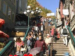 　首折り階段
　多くの観光客がここを歩いて降り、プチシャンブラン地区へ行きます。その名の通り結構急な階段です。
