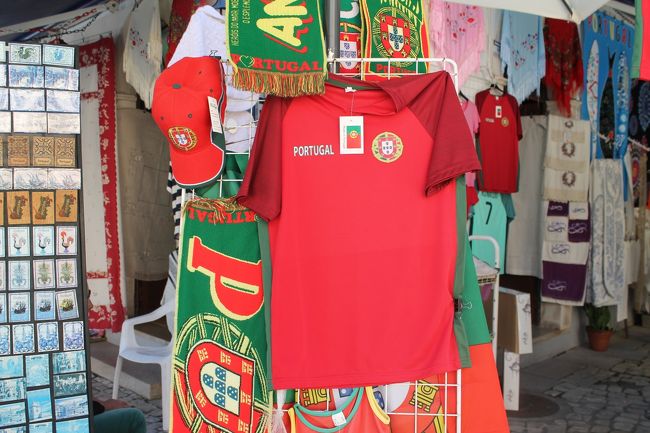 土産屋をさらっと見て、まもなく１時間。チャーター車だけあって、観光が終わるたびにサントは我々に冷えた水のペットボトルを勧めてくれた。うれしいのだが我々は味のない水は苦手である。飴もお勧めされて食したが、これがビックリするくらい不味かった。<br /><br />時間がなくランチ抜きの我々。日本から持参したお煎餅や現地購入したコーラでとりあえず空腹をごまかす。