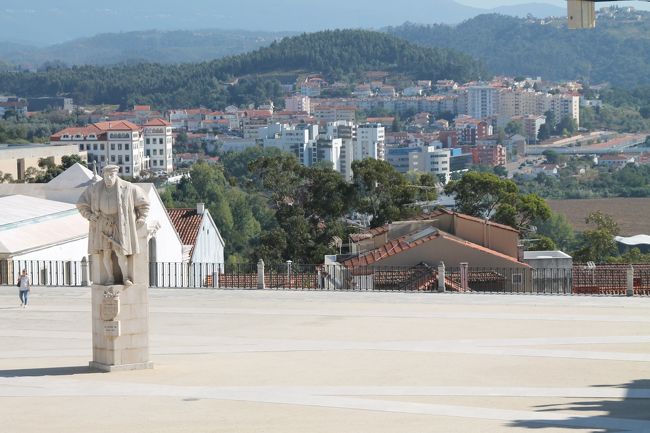 中央にはジョアン３世の像。