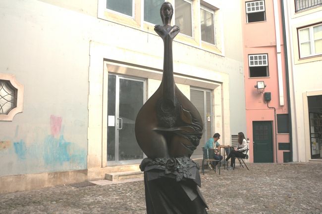 途中にあったファドで使用されるポルトガルギターのオブジェ。今回の旅行ではファドは見送った。我々の興味の優先順位が高くなかったからだ。きっと暗い中歌われたら眠ってしまうだろう。