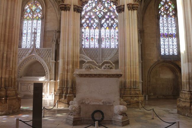 ここからは有料エリア。<br />ジョアン１世の家族の墓所。中央にジョアン１世と王妃の棺が置かれている。<br />そして周囲にはエンリケ航海王子の棺もあった。と言う事をバターリャを離れてから知ることになる。なんてこった！見逃してしまった。エンリケ王子はジョアン１世の弟だということを帰国後に知る。