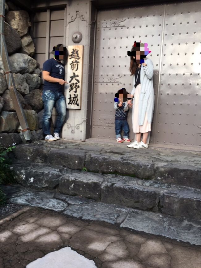 恐竜でたくさん時間を使った後は、急いで越前大野城へ。<br />ＳＵＮ、一生懸命自分で階段を登り、お城まで到着～！<br />あれれっ、、、門が閉まってる。<br />どうやら、16時で閉門。現在16時半！<br />前で写真だけ撮って帰ってきました。