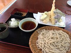 常楽寺さんに行く途中、そば久さんでランチです。
天ぷらもお蕎麦も美味しかった。
