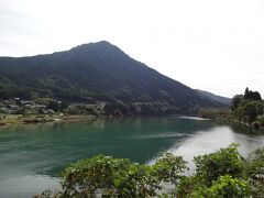 阿寺川が合流する木曽川もこの辺りは穏やかな流れになっています。
あの山は富士山のように整った形ですね。

バスに乗って出発時間になりましたが、まだ戻ってきていないグループがいました。
15分くらい待たされました（怒）
私たちだってもっと上のほうに行きたかったのに！