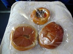 パン屋さんが入っていたので買ってバスの中で食べました。
・キノコとトマトソースのパン
・栗を使ったクリームパン
・くるみが入ったアンパン