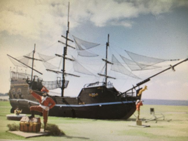 この後は、ＳＵＮの遊びタイムという事で、芝政ワールドへ。<br /><br />前に盆休みの来た時は、プール&amp;連休という事で、すごい人だったけど、今日は、プール時期でもないし、ガラガラ～！<br />ちょっと物寂しい。。。<br /><br />3歳児から乗れる乗り物が大きく、2歳児のＳＵＮは、止む無くコーヒーカップに乗ることに。<br />ＳＵＮ大喜びで、2回乗ったけれど、最後は、目が回って撃沈。<br /><br />次は、海賊の船で遊び、早々に芝政ワールドを後にしました。