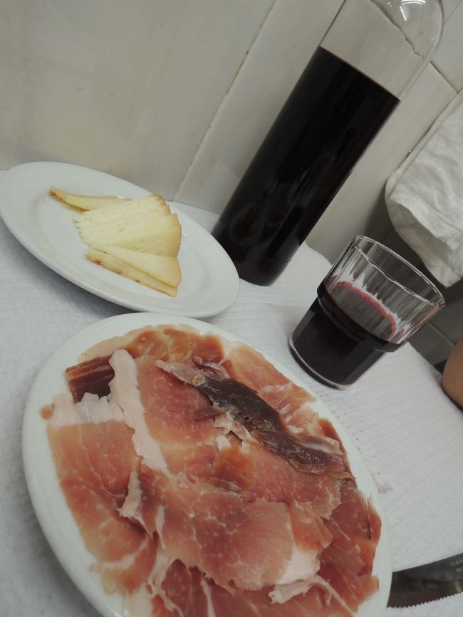 まずは、前菜のチーズと生ハム。<br />このお店の生ハムは「絶品」で有名らしい。<br />ほとんどのお客さんが注文してるみたい。<br /><br />ホント、美味しい～！！！<br />ワインが進む、進む！<br /><br />ワインは、赤のハウスワイン、<br />ラベル無しのフツーの瓶にワインを入れ、<br />グラスも、このとおりフツーのグラス。<br /><br />なんとなく、それが良いね～！<br />日本の「居酒屋」っぽい雰囲気です。