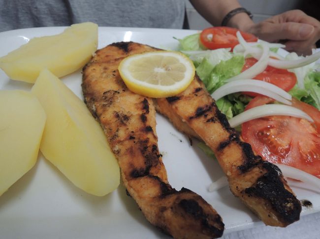 私が注文したサーモンの炭火焼…。<br />なんだ、日本と同じじゃん、と思ったら、<br />サーモンの脂ののりが、ハンパ無い！！！<br /><br />美味っ！！！