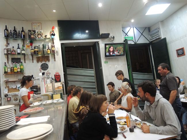 店内は、こんな雰囲気。<br />気楽にゆっくりできる庶民のお店、って感じですね。