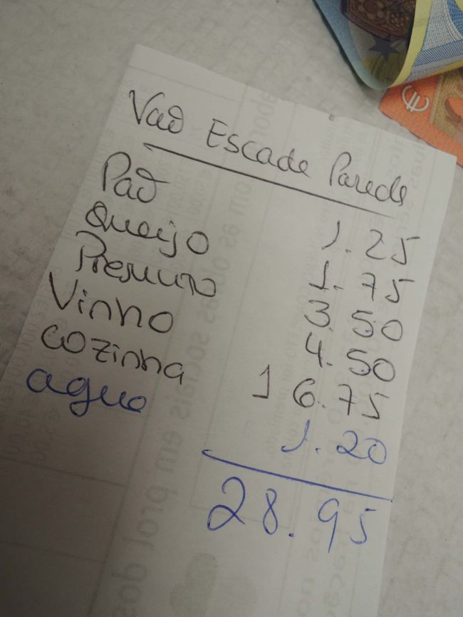 お値段も、優しいィ～！<br />ワイン・ボトル１本、前菜２品、スープ、お料理２品、お水１本で、<br />€28.95（約￥3,３００）<br /><br />安くて美味しくて、最高～！