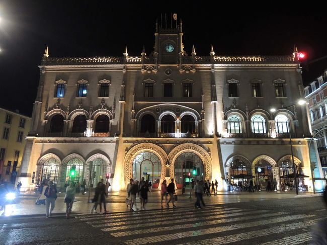 歩いてアパートまで帰る途中、<br />ライトアップされたロシオ駅は、また格別の趣がありますね。<br /><br />さて、今日も素晴らしい一日が終わります。<br />明日はリスボンとお別れし、<br />アポローニャ駅12時初の列車でポルトへ向かいます。