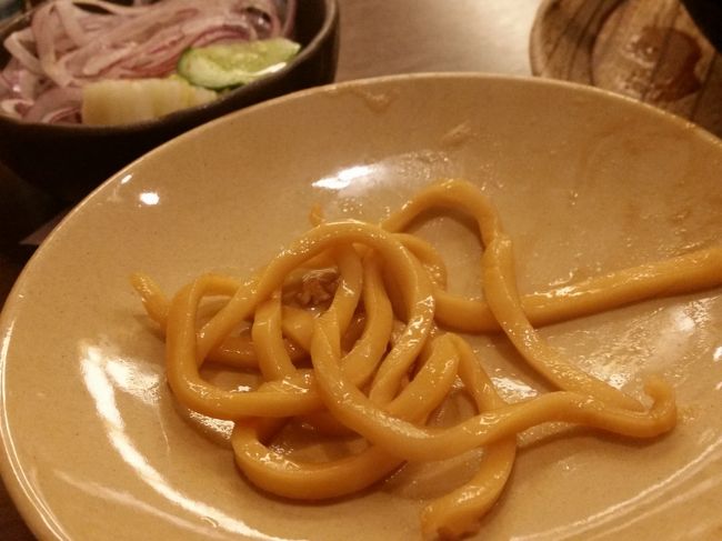 蓋に乗せて食べるって知ってるけど<br />あつあつ派のあたしはやっぱお鍋からそのまま<br />がっつきたいです（笑<br /><br />麺がアルデンテにもほどがあるってくらい<br />固いので、大阪人は苦手な人結構いますが<br />（私の家族は全員嫌いです）<br />私はパスタもラーメンもアルデンテ派なので<br />味噌煮込み嫌いじゃないです。