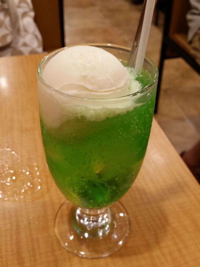 森の地下街のコンパルでお茶<br /><br />昔ながらのクリームソーダです<br />※分煙されていないので苦手な人は要注意