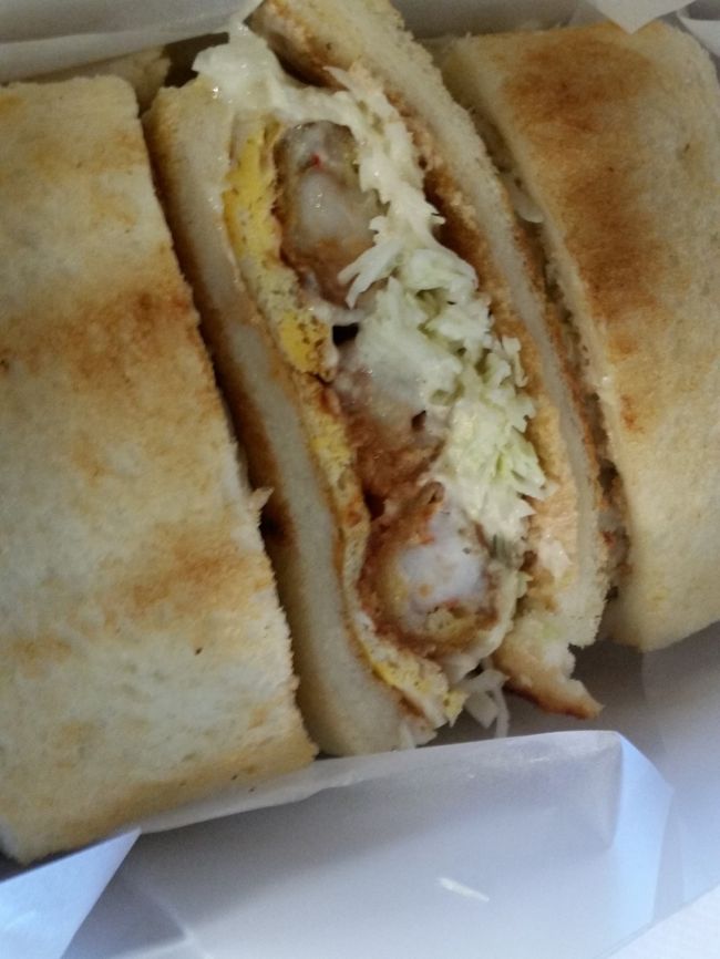 テイクアウトして幕間に劇場でいただきました。<br /><br />エビフライサンド＠930円<br /><br />コスパはよくないけどエビフライ3匹はいってキャベツや<br />卵も入って具沢山なのでたまの贅沢♪<br /><br />ちなみにこの日は月曜日だったのでポークカツサンドが<br />100円引き＠620円だったので友人とわけっこしました。