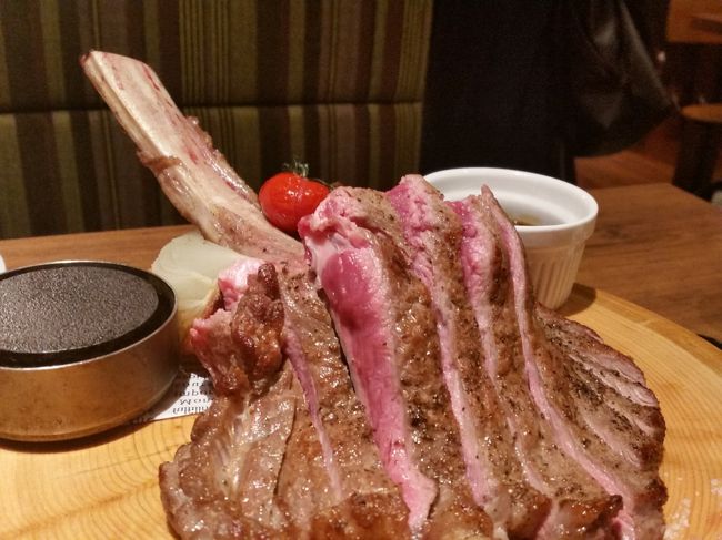 レア目に焼いてあるので好みで左上の石でじゅっと焼きます<br /><br />思ったより固くなくおいしかったです