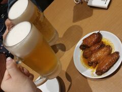 この日は今まで何度も名古屋には行ってるけど
まだ食べたことのなかった名古屋メシ
台湾ラーメンを食べに味仙に行きました。

名駅の新幹線口にあるうまいもん通りのお店に行きました。

日曜日の18時すぎでしたが、すぐに入れました。
駅にあるので回転も早そうでした。

まずは手羽先煮込みとビールで乾杯