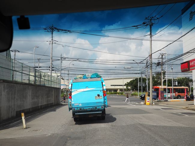 清掃車の後をつける。