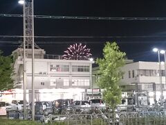 松本駅に到着しました。ちょうど花火が上がっていました。なんの花火だろう。