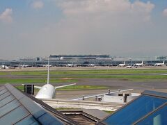 滑走路が目の前で　昨日到着した国際線ターミナルが
真向かいに見えます。