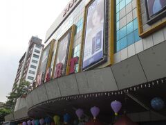 　孤児院をあとに、バガンの孤児院に持って行く文房具を買うため、ダウンタウンで一番大きなス－パ－(Ruby Mart)へ。