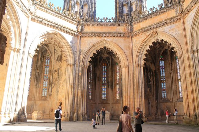 ゴシック・ルネッサンス・マヌエルなど様々な建築様式でできている。