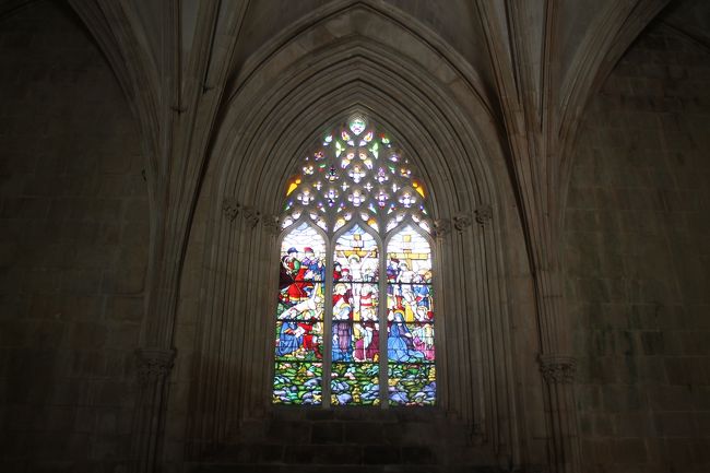 奥にある１６世紀のステンドグラス。キリストの苦難の場面をあらわしている。