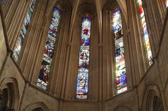 聖母マリアとキリストの生涯を描いたステンドグラス。