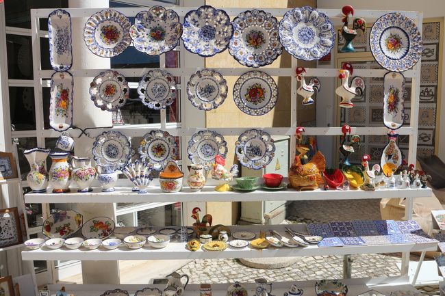 外へ出て修道院周辺のお土産屋。タイルや陶器などオビドスよりは種類が少ないものの、価格はやや安かった。<br />