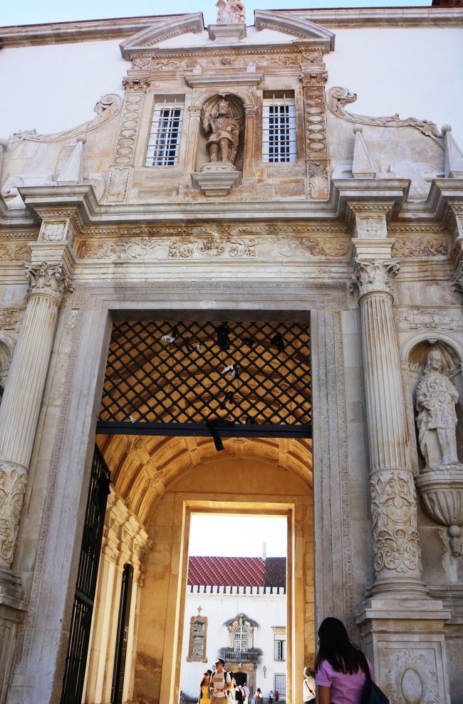 この鉄の門と言われる先が旧コインブラ大学である。<br /><br />この大学チケット売場近辺で数人のグループで来ている日本人を見かけた。そういえばポルトガルへ来てまだ日本人に出会っていなかった。はて？よ～く見てみると、ある２世芸能人を含むテレビクルーである事がわかった。向こうも日本語で話す我々に気付いたようだった。<br />パリでもロンドンでもない、リスボンでもポルトでもないこの街で日本のテレビクルーに出会うとはビックリで、このクルー達とは図書館の入場時間まで同じだった。